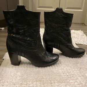 NEARLY NEW FRYE CARSON MID HEEL SHORT BALCK BOOTS 6M